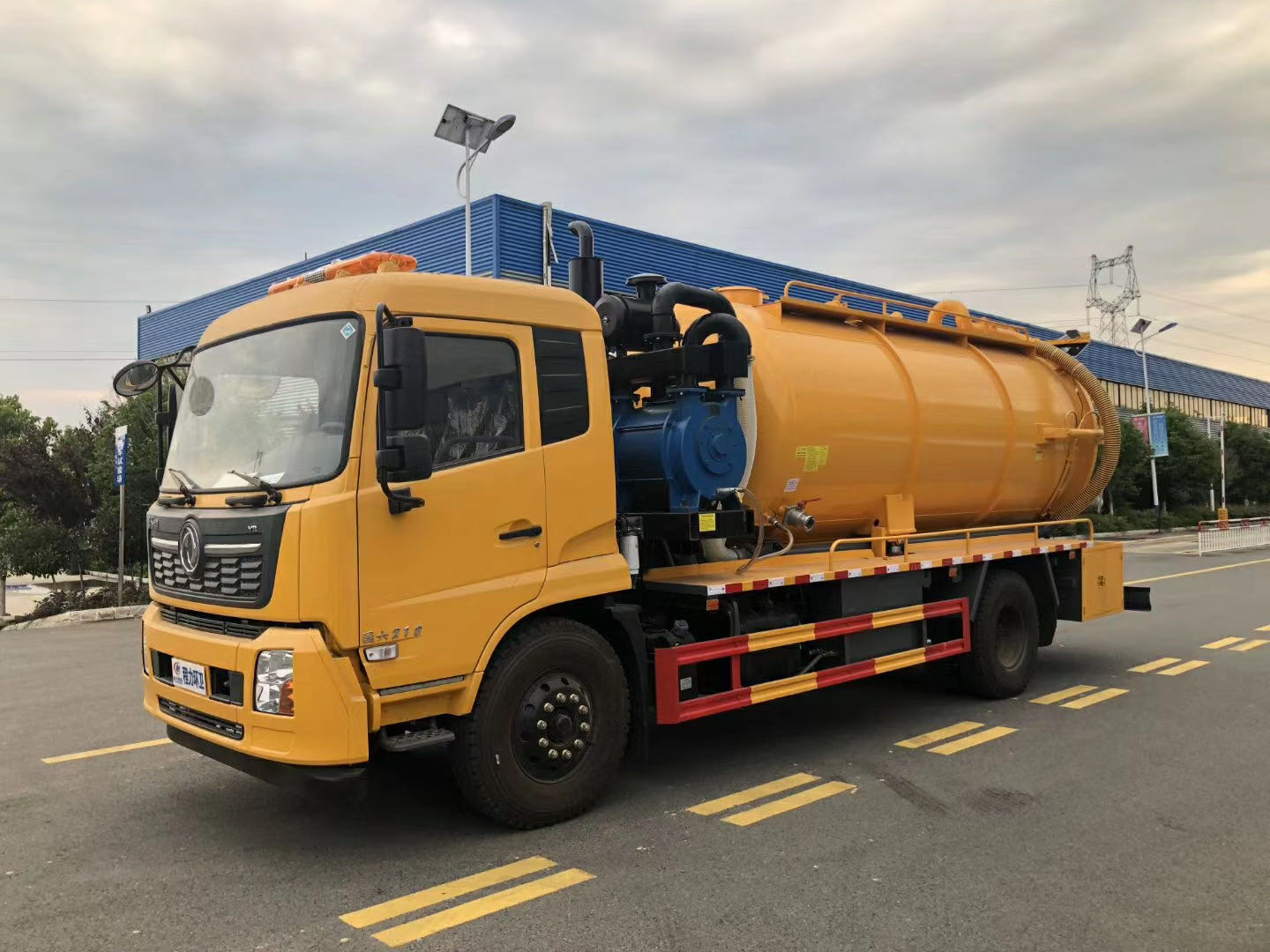 東風(fēng)天錦15方清洗吸污車實力究竟幾何？