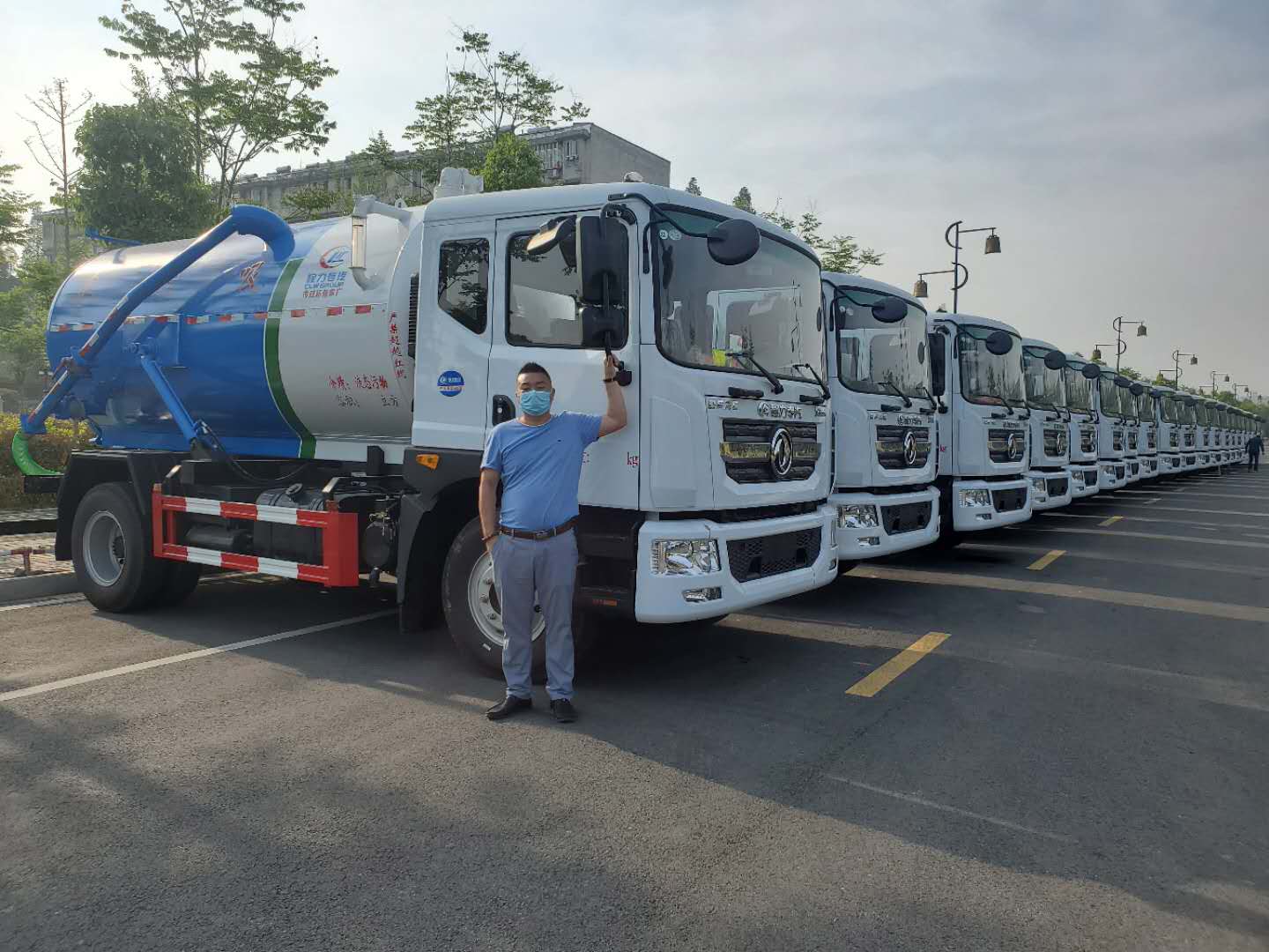 廣東湛江27臺東風D9吸污吸糞車批量交車儀式