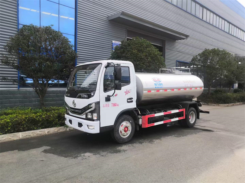 東風小多利卡5方鮮奶運輸車