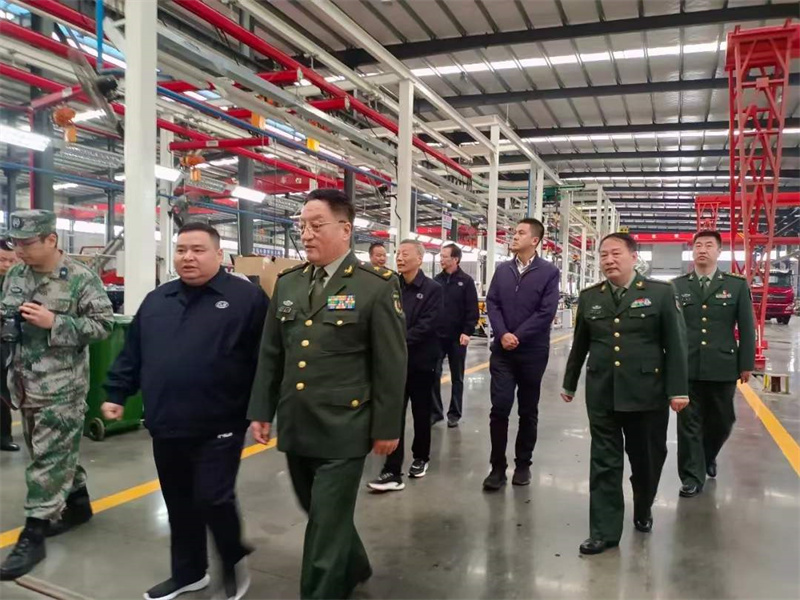 湖北省省委常委、省軍區(qū)政委謝東輝等首長視察應(yīng)急產(chǎn)業(yè)龍頭企業(yè)程力汽車集團(tuán)