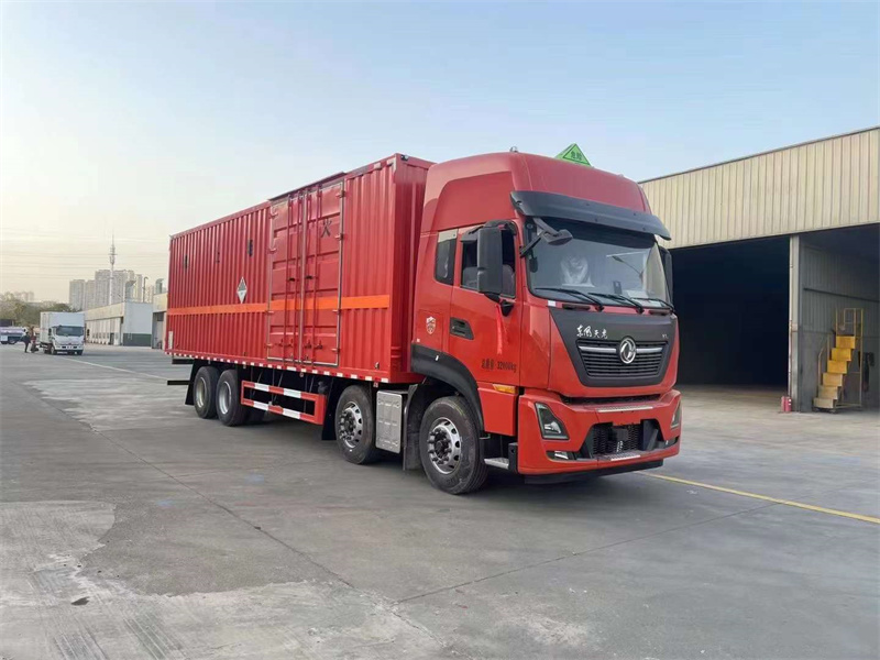 9.6米東風(fēng)天龍前四后八雜項廂式運輸車